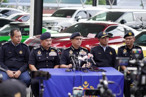 Melaka JPJ seizes 7 luxury cars worth nearly RM6 mil, including Alphard driven by foreigner from KL-JB