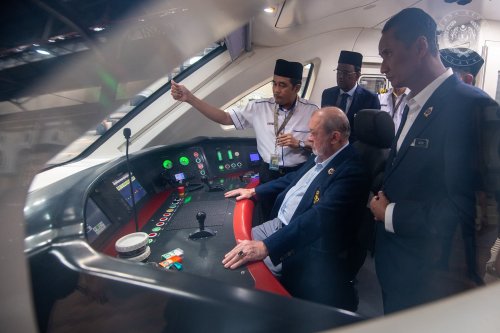 YDPA Sultan Ibrahim berkenan pandu ETS KL-Rawang