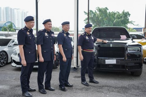 Melaka JPJ seizes 7 luxury cars worth nearly RM6 mil, including Alphard driven by foreigner from KL-JB