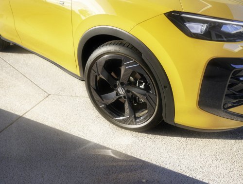 2025 Volkswagen T-Roc revealed – second-gen ‘Golf SUV’ is longer, 1.5L eTSI MHEV, column gear selector