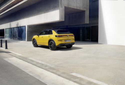 2025 Volkswagen T-Roc revealed – second-gen ‘Golf SUV’ is longer, 1.5L eTSI MHEV, column gear selector