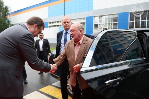 Agong visits NAMI in Russia, test drives Aurus Senat
