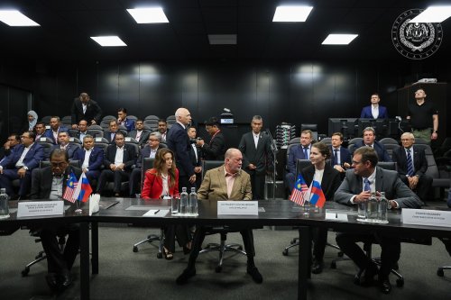 Agong visits NAMI in Russia, test drives Aurus Senat