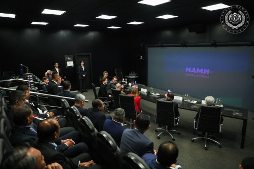 Agong visits NAMI in Russia, test drives Aurus Senat