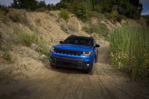 2026 Jeep Cherokee – 210 hp/312 Nm 1.6T petrol hybrid with two e-motors; 800 km combined range