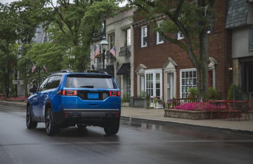 2026 Jeep Cherokee – 210 hp/312 Nm 1.6T petrol hybrid with two e-motors; 800 km combined range