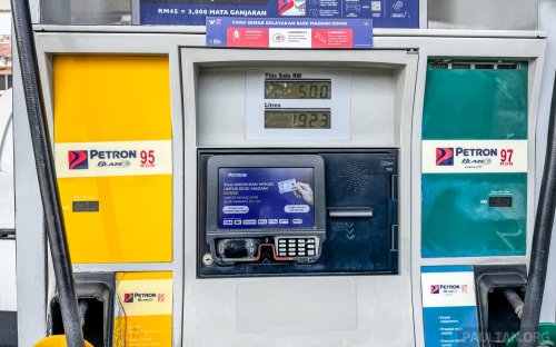 Budi95 starts for all Malaysians today – we fill up with RM30 worth of RON95 petrol at each major oil brand