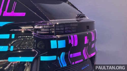 Porsche Cayenne Electric – radical all-screen interior with curved Flow Display, physical air-con controls