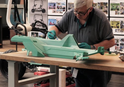 BMW Motorrad Vision CE e-scooter comes with cage