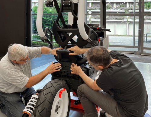 BMW Motorrad Vision CE e-scooter comes with cage