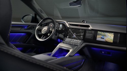 Porsche Cayenne Electric – radical all-screen interior with curved Flow Display, physical air-con controls