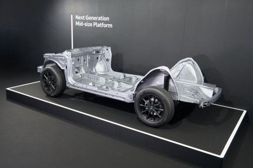 Honda next-gen mid-size platform for Civic/CR-V and new mid-size e:HEV hybrid system sampled in Japan