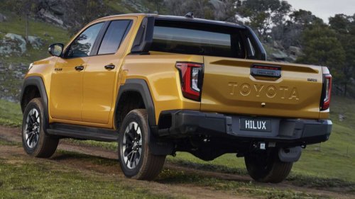 2026 Toyota Hilux Travo – heavy facelift, 2.8L diesel standard, EV with 240 km WLTP range, RM99k-RM192k