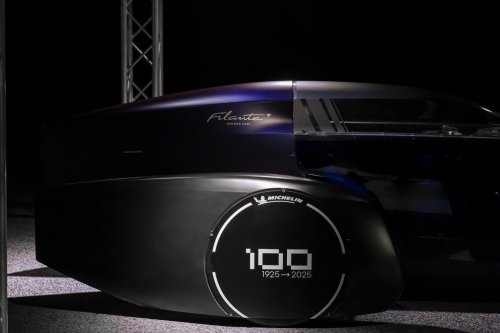 Renault Filante Record EV concept drives 1,008 km on single charge of 87 kWh battery, averaging 108 km/h