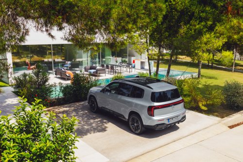 2026 Mercedes-Benz GLB – 7-seat EV SUV, up to 631 km, 320 kW DC charging, 400V optional, hybrid later