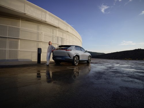 Mazda CX-6e – global EZ-60 is EV-only with 190 PS, 484 km WLTP range, 195 kW DC fast charging