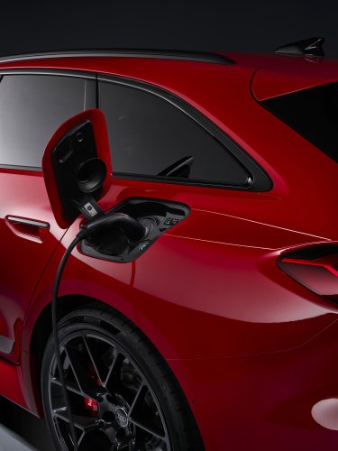 2026 Audi RS5 – 639 PS PHEV über sedan/wagon; 0-100 km/h 3.6 secs, 84 km EV range, up to 2,370 kg