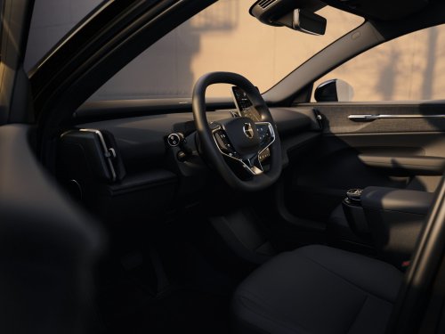 Volvo EX30 updated for MY2026 – entry-level 150 PS powertrain added, up to 476 km WLTP; new UX, V2L