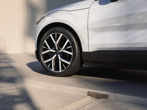 Volvo EX30 updated for MY2026 – entry-level 150 PS powertrain added, up to 476 km WLTP; new UX, V2L