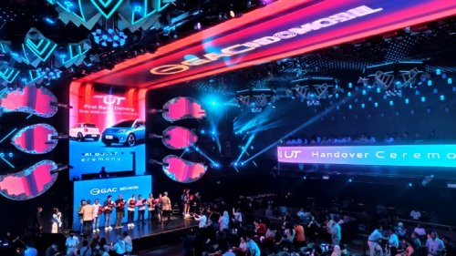 Puluhan Konsumen Mobil Listrik AION UT Resmi Terima Unit